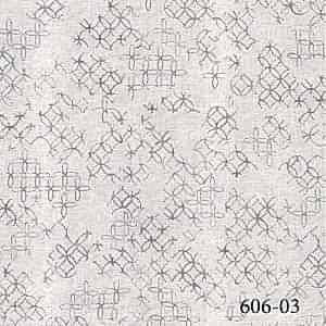 Salda Duvar Kağıdı 606-03, ince çizgili desen yapısıyla duvarlarda sade bir şıklık oluşturur. Açık renk paleti mekânı daha aydınlık ve geniş gösterir. Minimal ve modern alanlar için Salda Duvar Kağıdı 606-03, dekorasyonu tamamlayan zarif bir tercihtir.